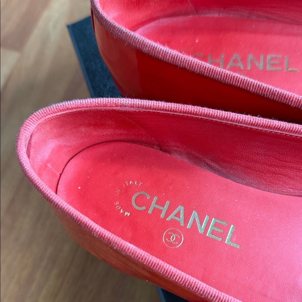 CHANEL Women's Red and Black cap toe Flats - Picture 2 of 8